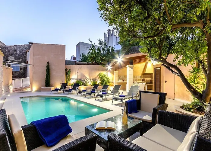 Superb House 200m From The Center Of By Renthousing Дом отдыха *