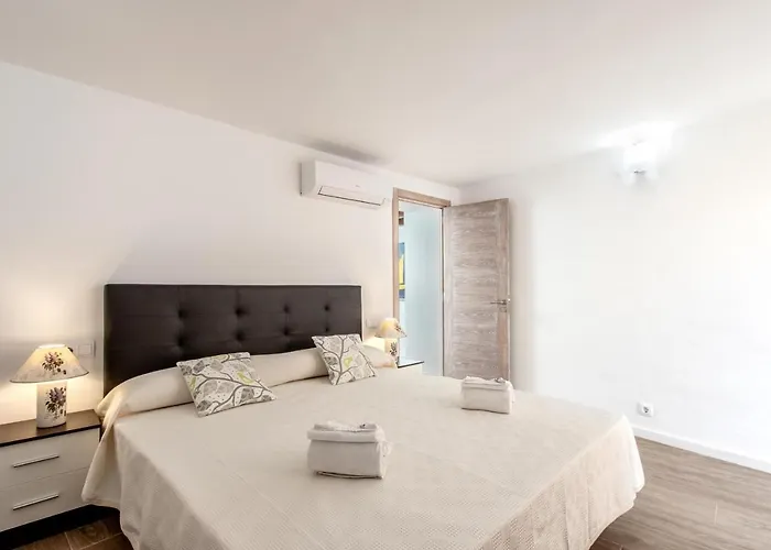 Superb House 200m From The Center Of By Renthousing Дом отдыха