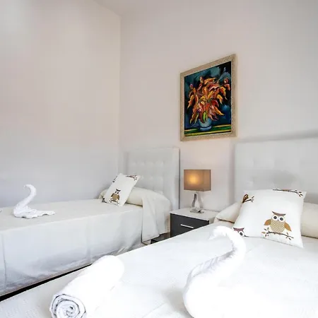 Hébergement de vacances Superb House 200m From The Center Of By Renthousing *