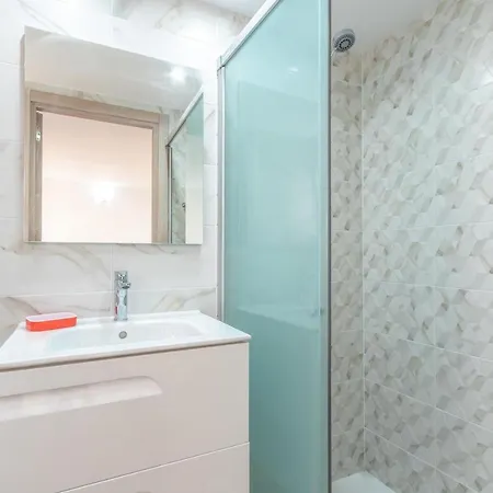 Superb House 200m From The Center Of By Renthousing Hébergement de vacances