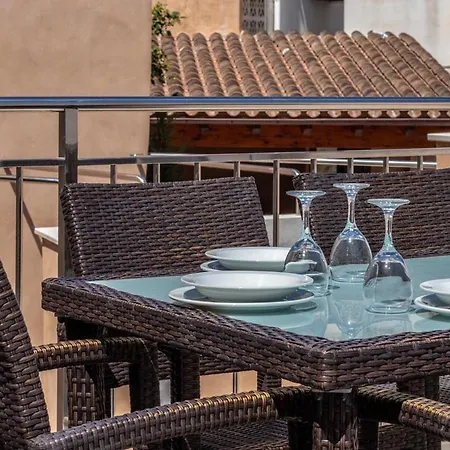 Superb House 200m From The Center Of By Renthousing Vakantiehuis