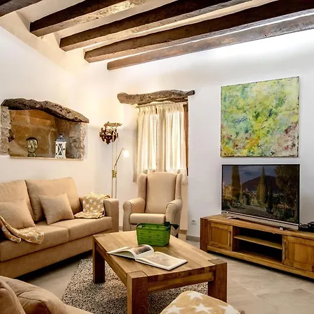 Vakantiehuis Superb House 200m From The Center Of By Renthousing