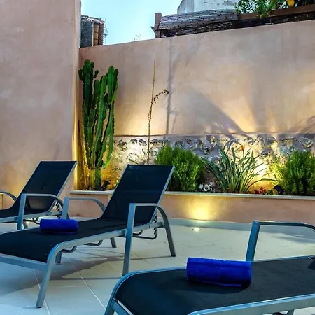 Superb House 200m From The Center Of By Renthousing Hébergement de vacances *