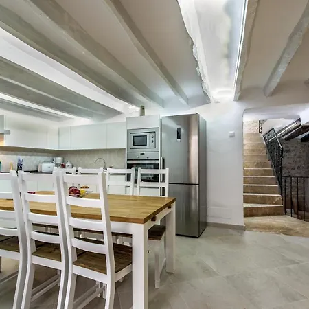 Superb House 200m From The Center Of By Renthousing Hébergement de vacances *