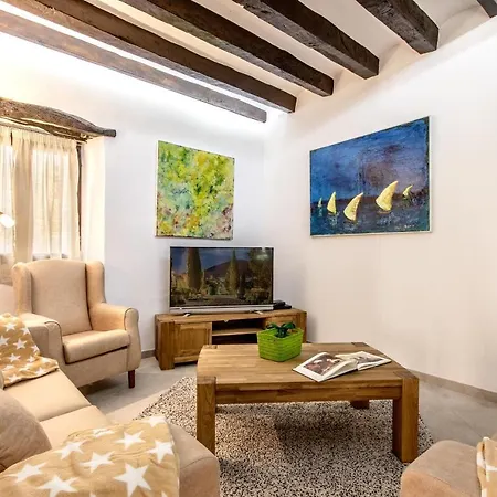 Сasa de vacaciones Superb House 200m From The Center Of By Renthousing