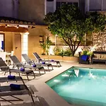 Vakantiehuis Superb House 200m From The Center Of By Renthousing *