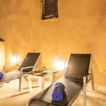 Vakantiehuis Superb House 200m From The Center Of By Renthousing