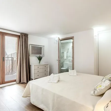 בית נופש Superb House 200m From The Center Of By Renthousing