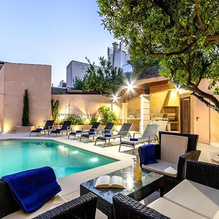 Superb House 200m From The Center Of By Renthousing בית נופש *