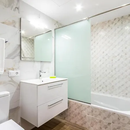 Superb House 200m From The Center Of By Renthousing בית נופש פוינסה