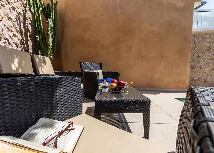 Superb House 200m From The Center Of By Renthousing Сasa de vacaciones