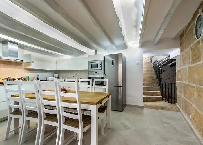 Superb House 200m From The Center Of By Renthousing Сasa de vacaciones *