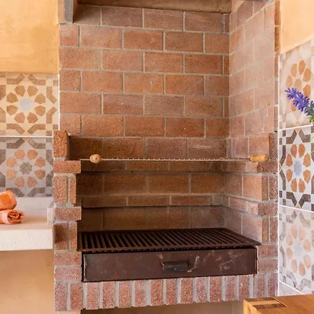 Casa de Férias Superb House 200m From The Center Of By Renthousing *